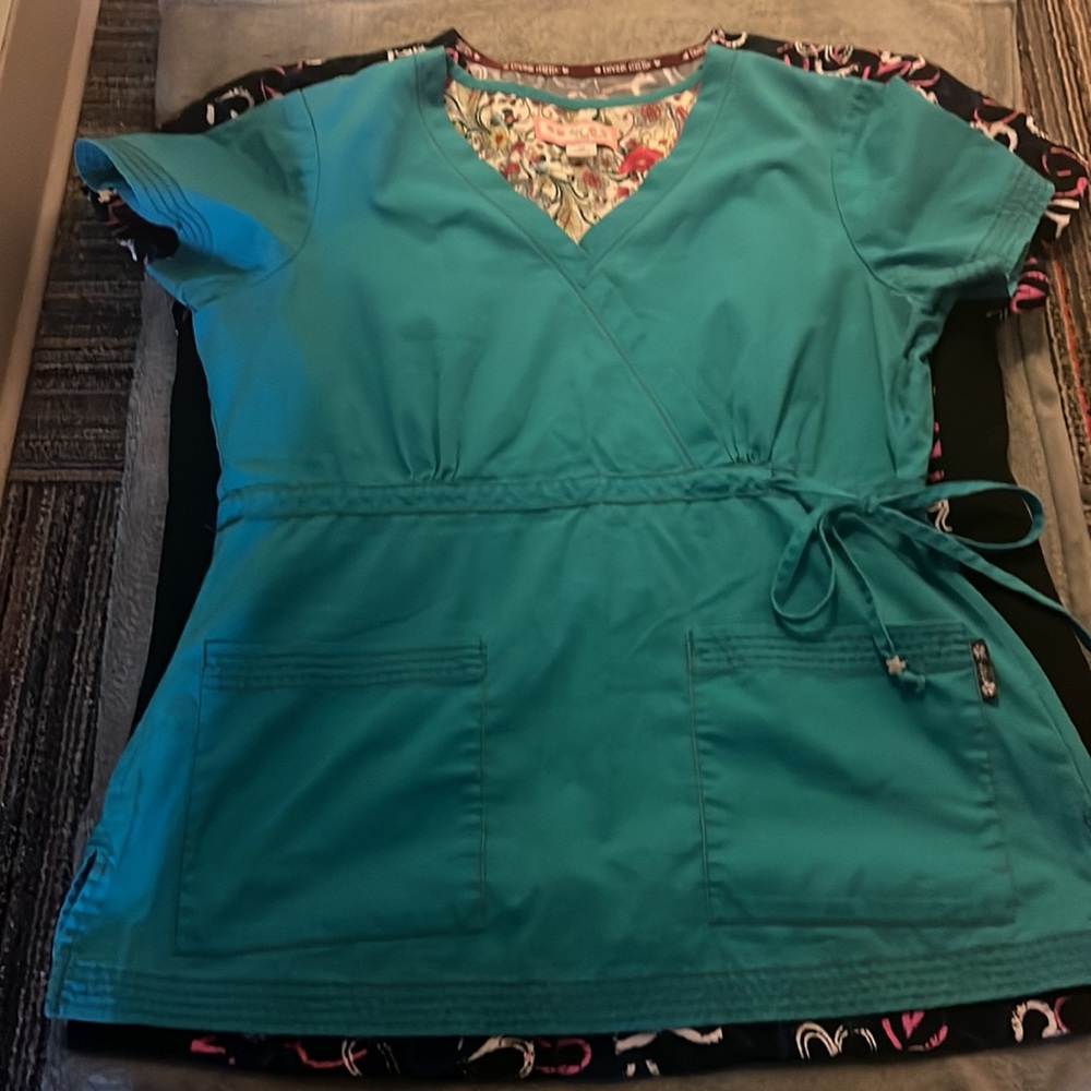 Scrub tops - Picture 2 of 7